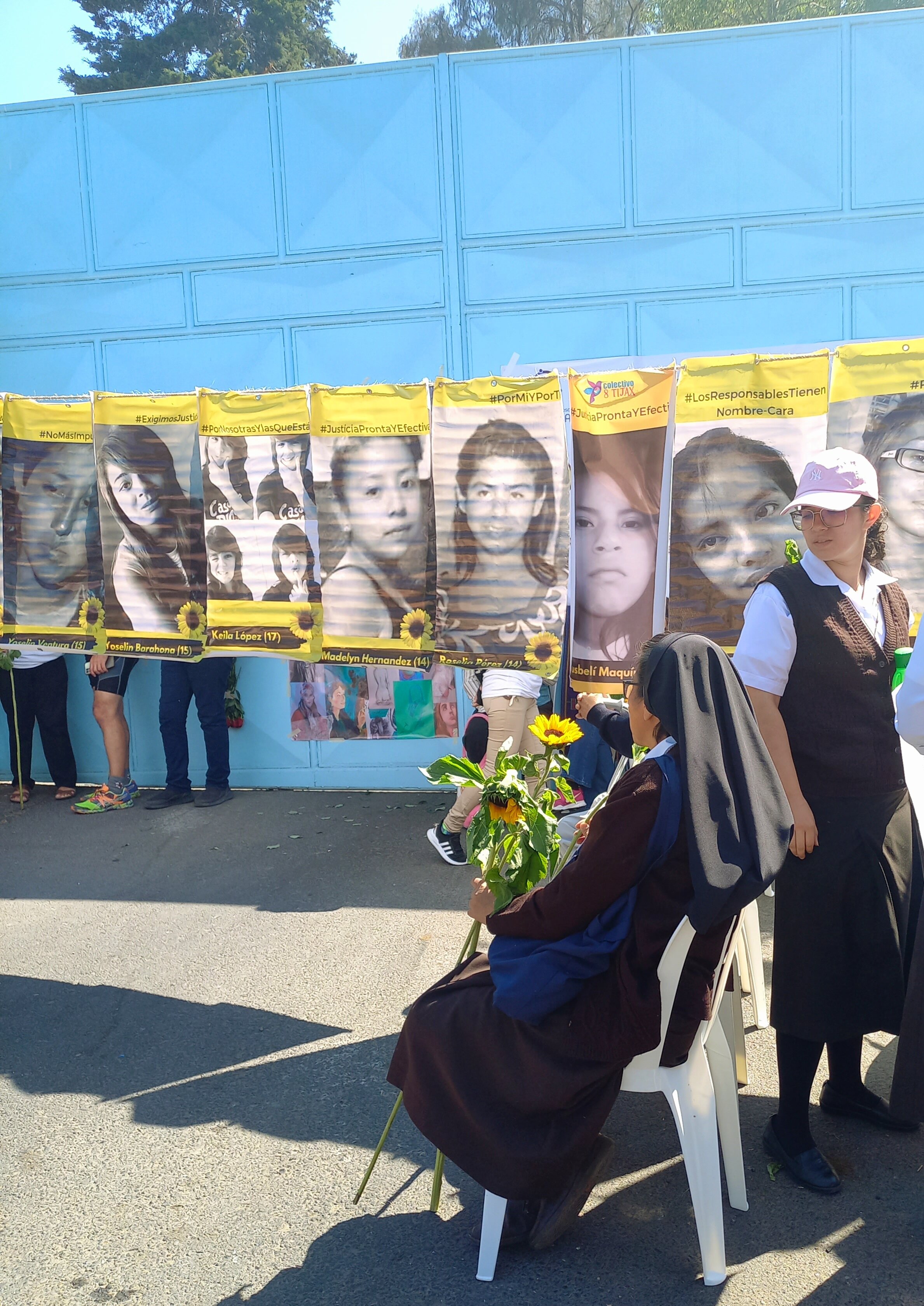  Mujeres religiosas del Sector Interreligioso Centinelas acompañaron a las sobrevivientes y a sus familias el pasado 8 de marzo en las afueras del hogar seguro. Foto: Violeta Cetino 